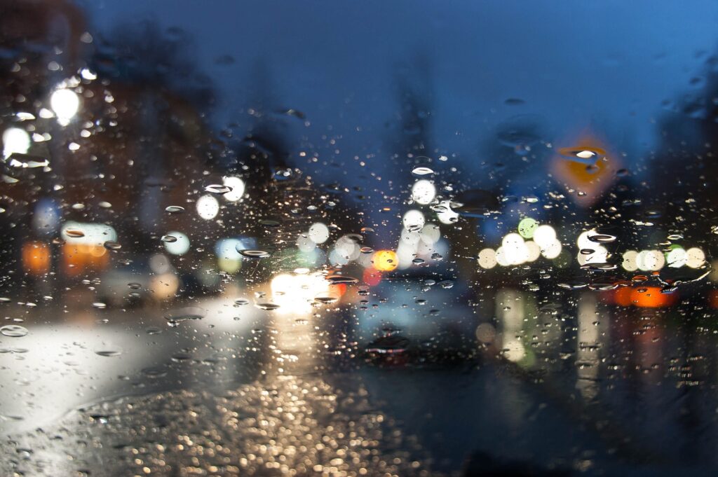 Comment conduire sous la pluie : guide Confortauto