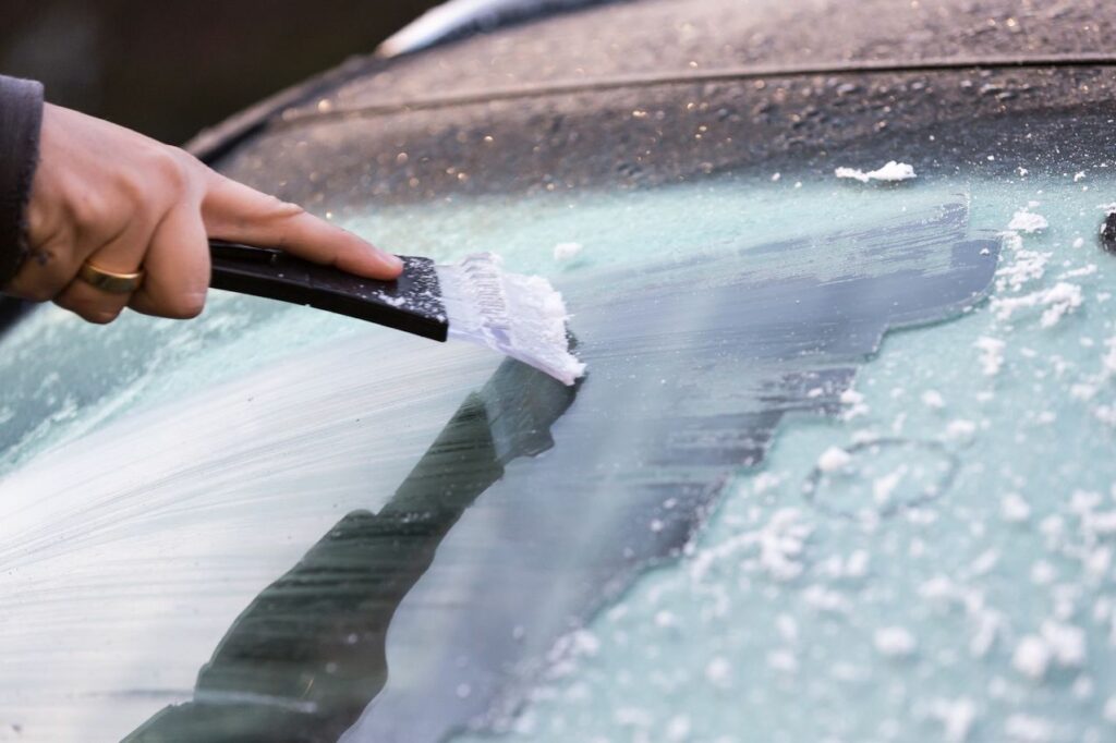 Comment enlever le givre sur la voiture ? Et comment ne jamais le faire !