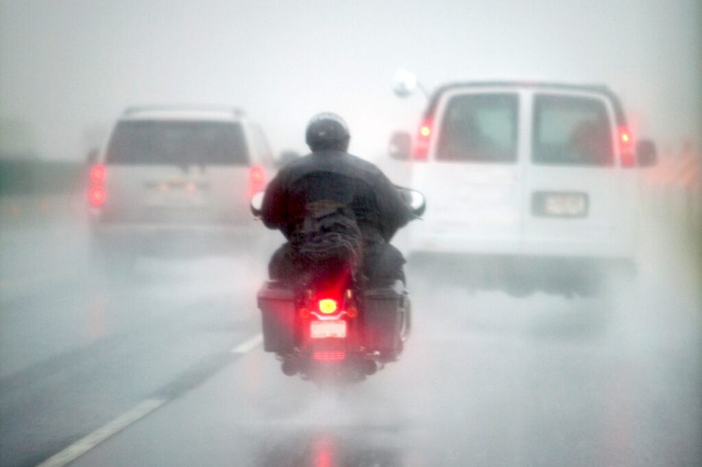 Conduire la moto sous la pluie : tout ce qu’il faut savoir