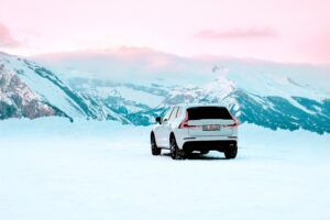 Peut-on mettre des pneus été en hiver ? Découvrez la réponse !