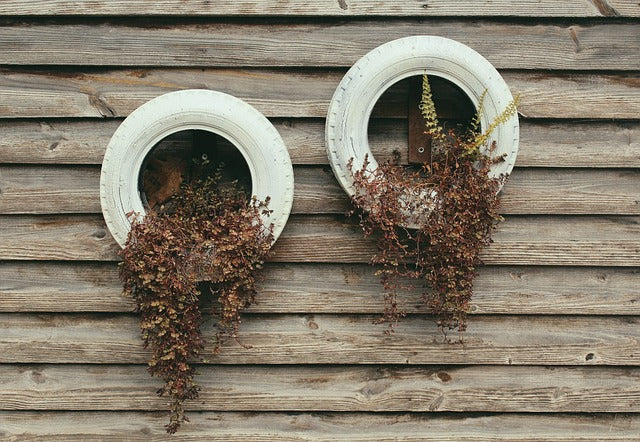 Décorer avec des pneus, est-ce possible ? Pouf en pneu, déco de jardin...