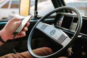 Utilisation du téléphone portable en voiture de façon sûre : est-ce possible ?